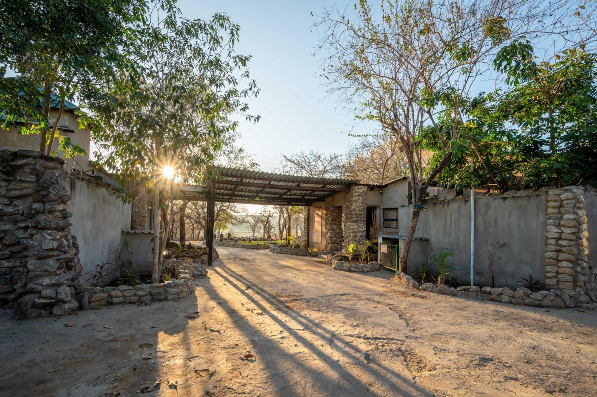 Foxy Crocodile Bush Lodge & Kruger Safari'S - No Loadshedding Marloth Park Extérieur photo